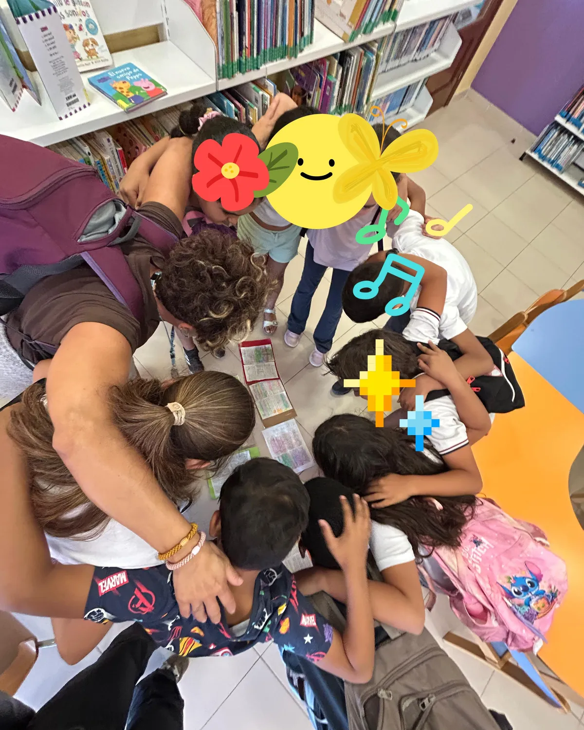 El grupo se reúne alrededor de las fichas en el suelo de la biblioteca