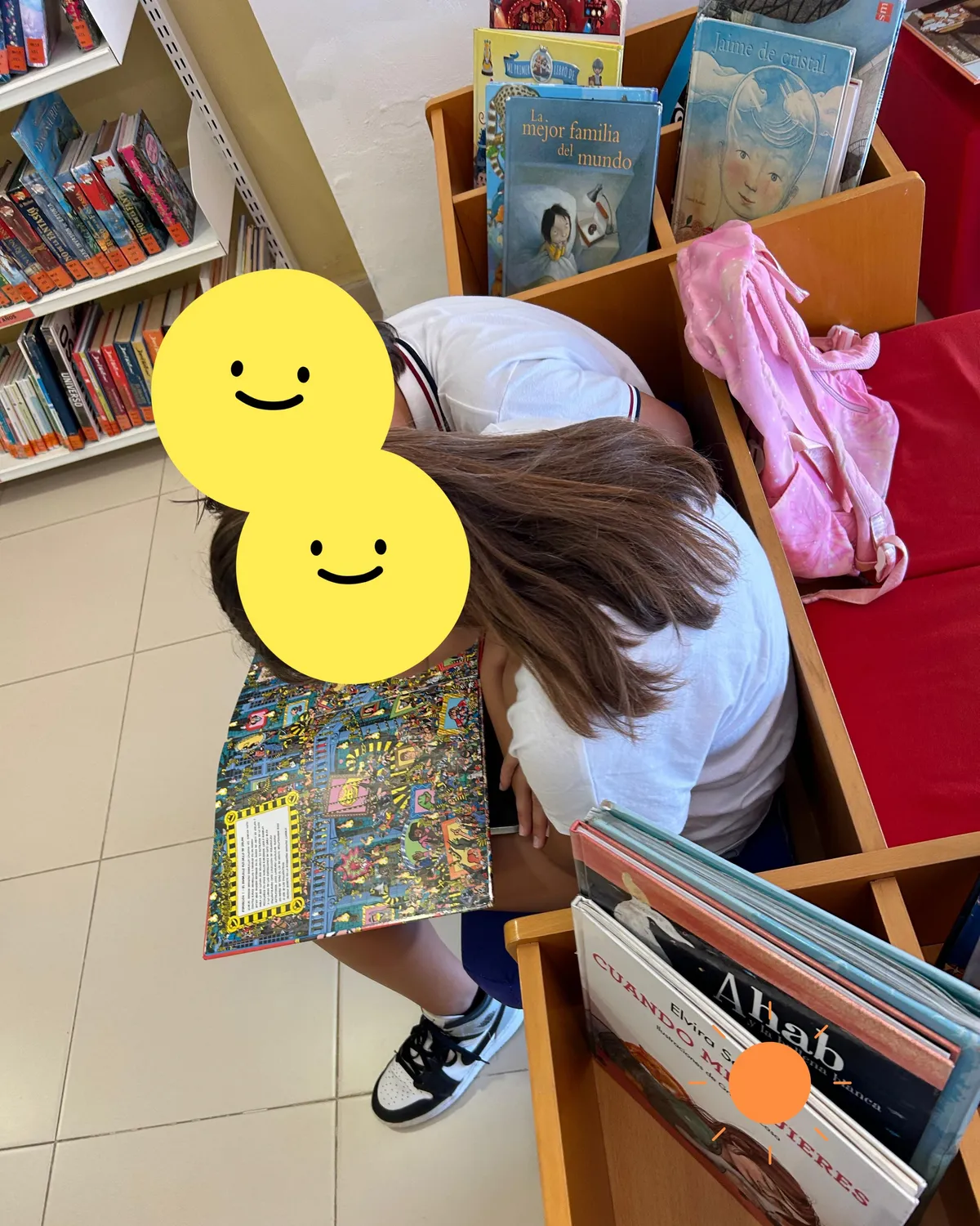 Dos niños leen juntos un libro de buscar y encontrar