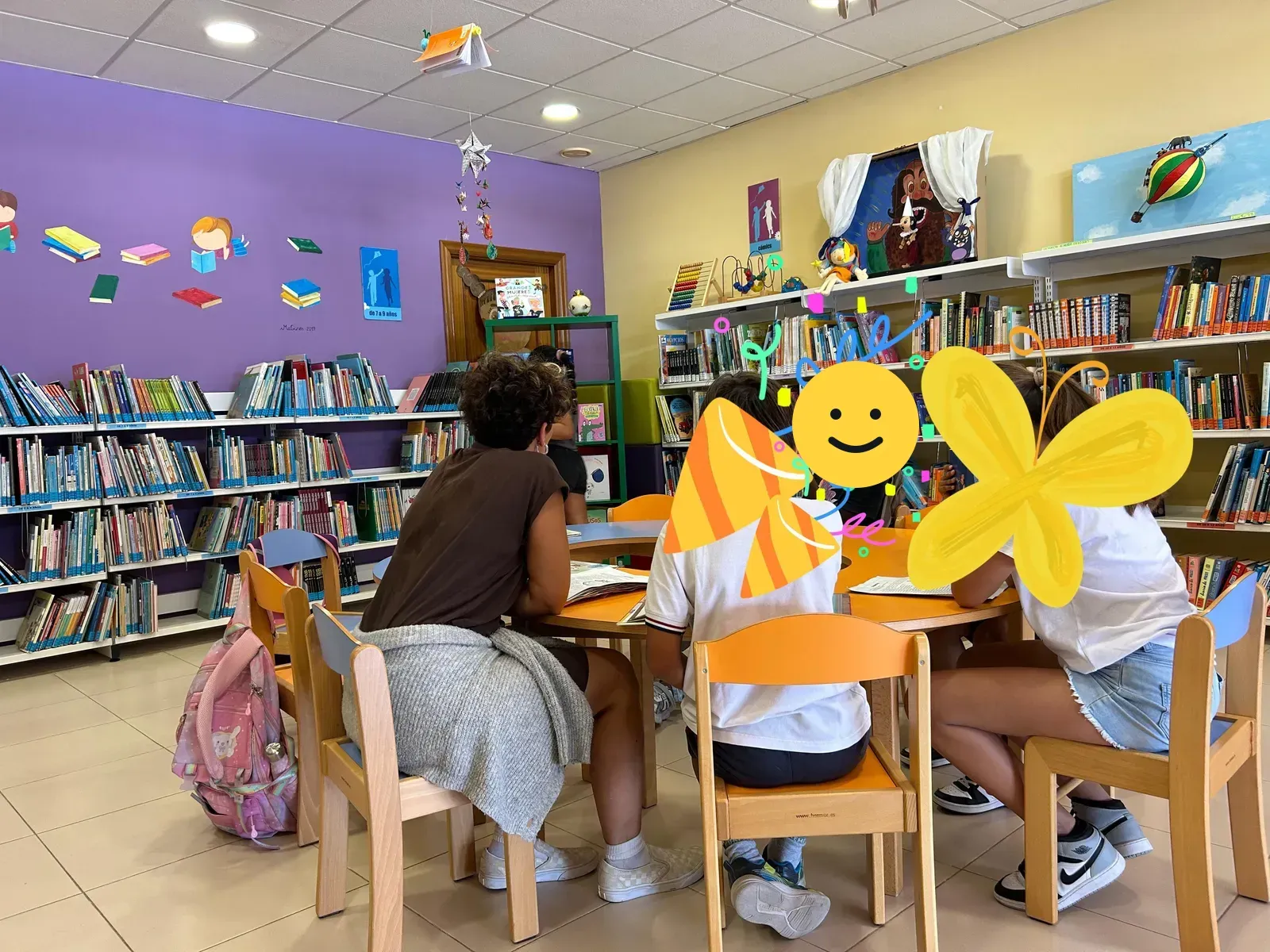 Sesión de lectura con un grupo de niños en la biblioteca infantil