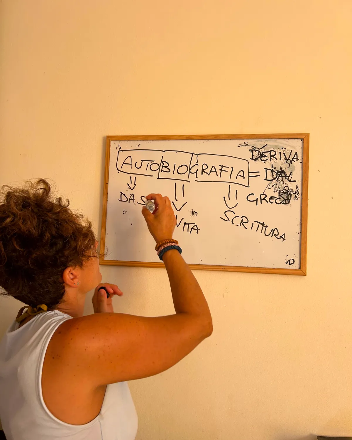 Nadia desarrolla en la pizarra qué significa la palabra autobiografía