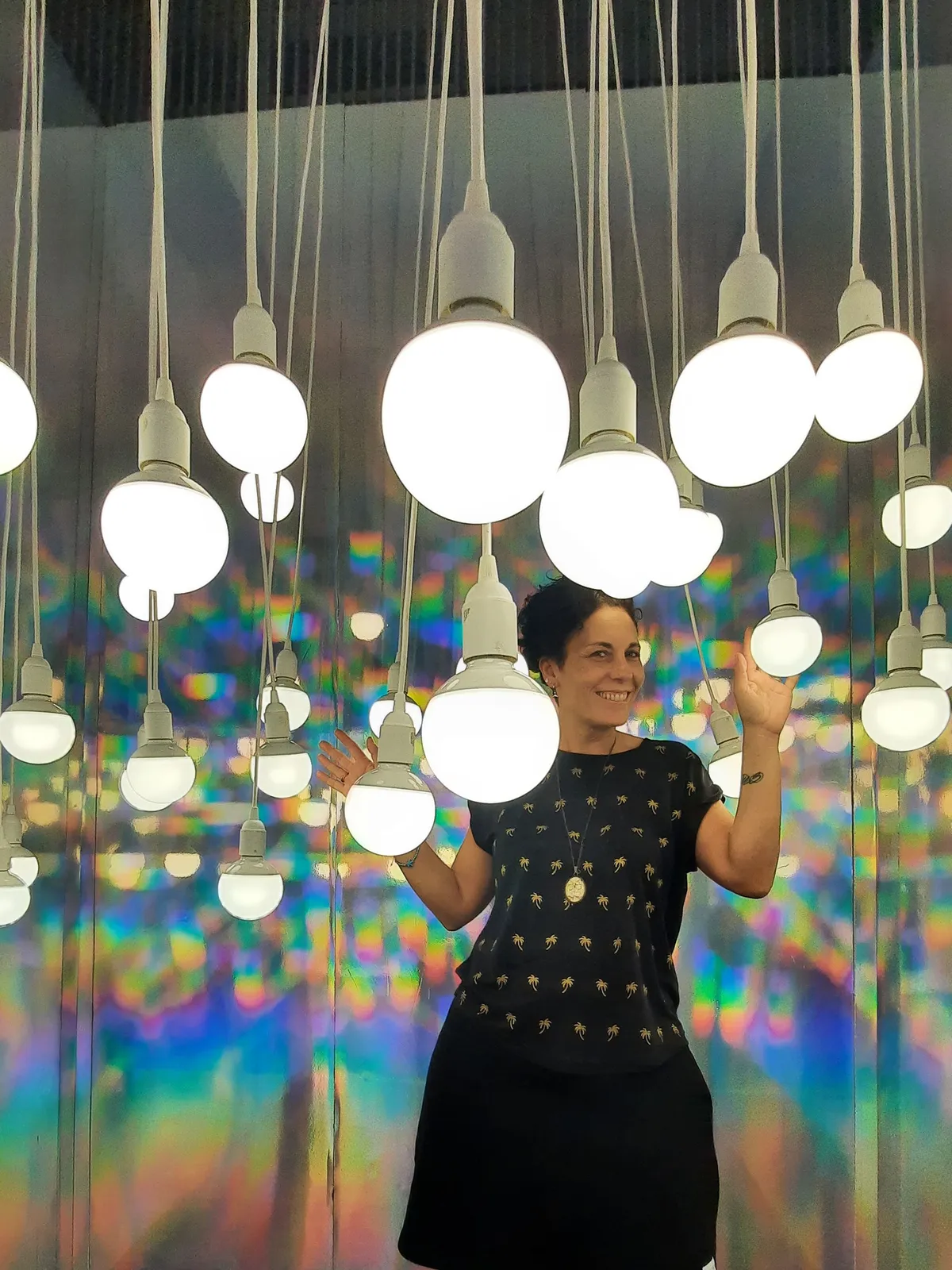 Nadia Maria Caso entre las bombillas de una instalación de arte
