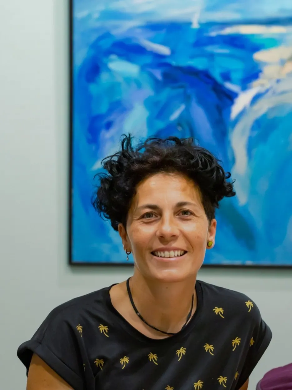Retrato de Nadia Maria Caso ante un cuadro azul