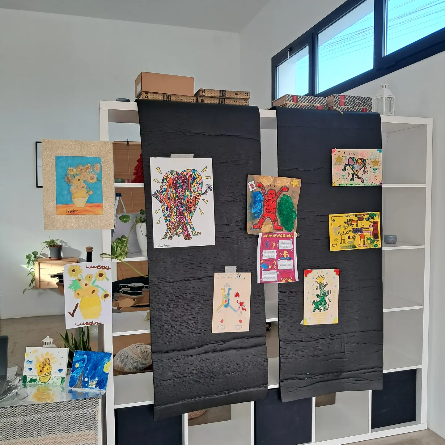 Trabajos de los niños expuestos en paneles dentro del aula