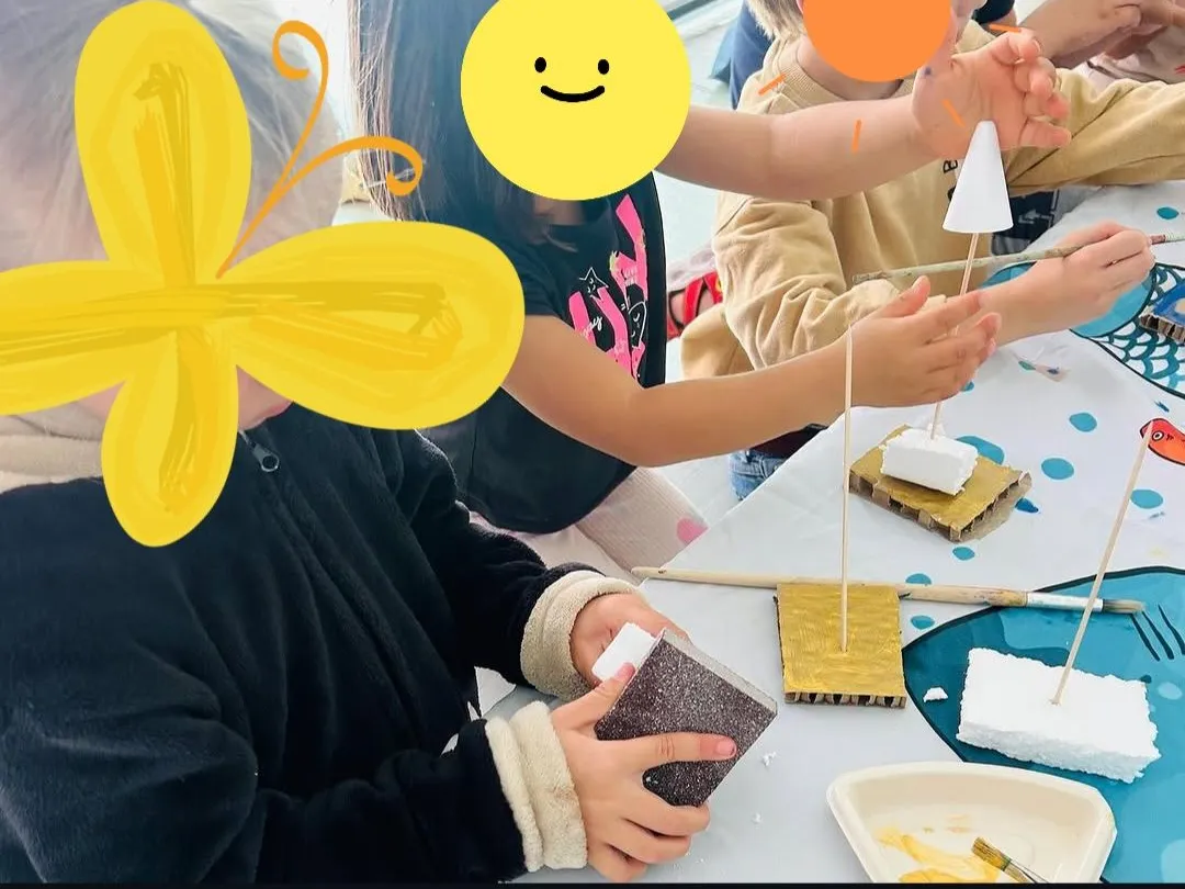 Niños montando figuras con porexpan, cartón y esponjas en el taller