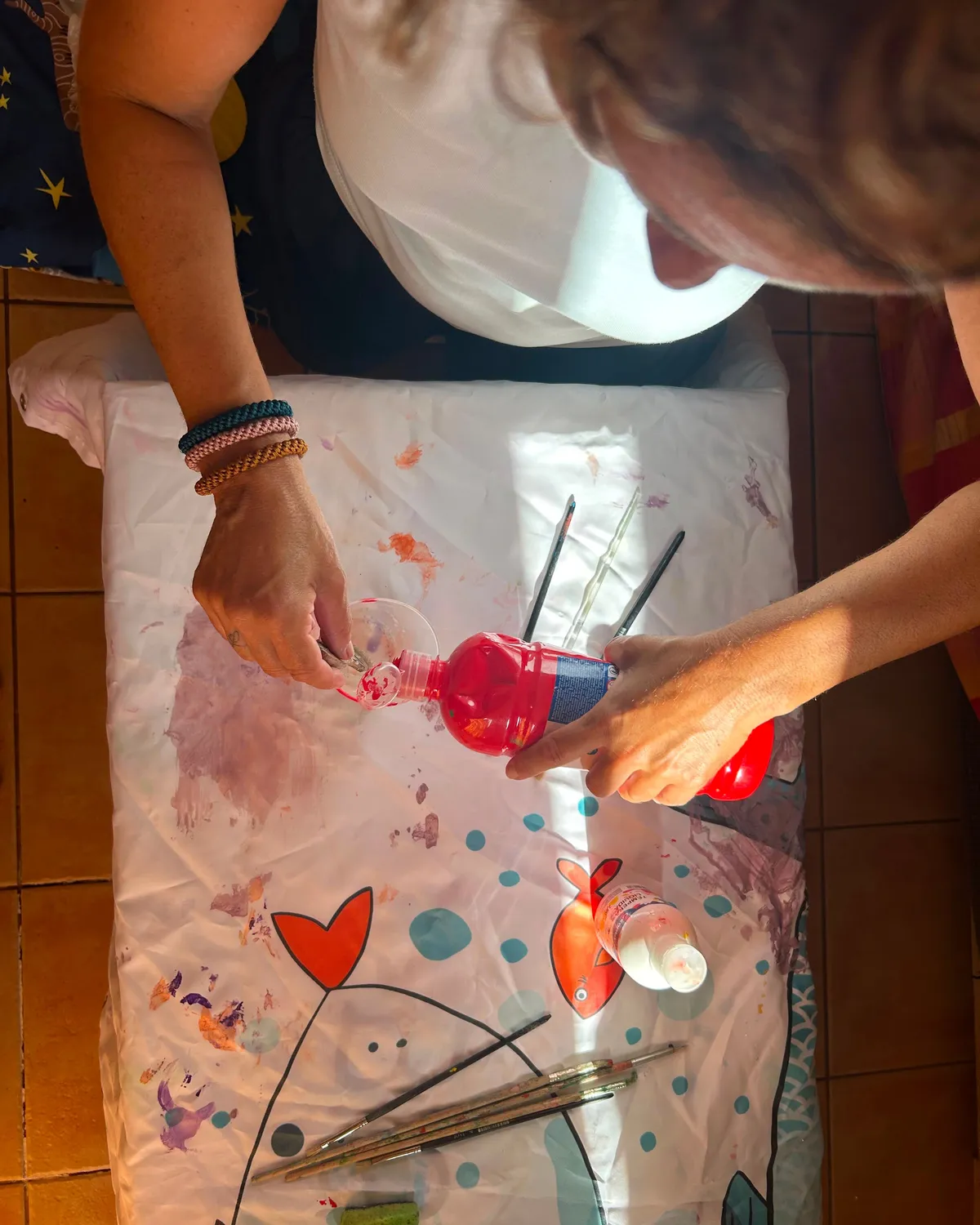 Nadia prepara la pintura antes de la sesión del taller